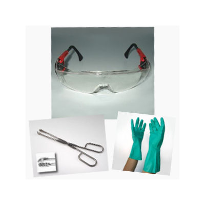 Attrezzatura iniziale per la microincisione: occhiali di sicurezza, pinze per lincisione, grembiule, guanti di protezione chimica taglia 9.