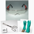 Attrezzatura iniziale per la microincisione: occhiali di sicurezza, pinze per lincisione, grembiule, guanti di protezione chimica taglia 9.